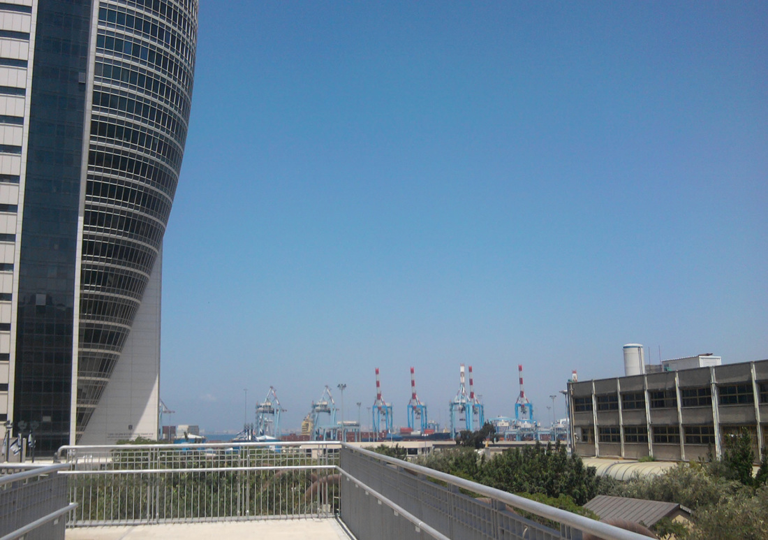 Port_cranes_with_Sail_Tower.jpg
